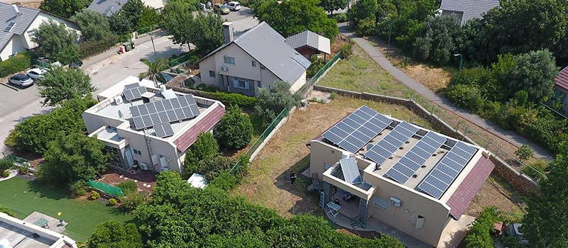 How many solar panels does a 2000 square foot house need?